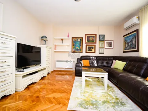 Izdavanje, trosoban stan, 100m2, Blok 6, Podgorica Izdavanje, trosoban stan, 100m2, Blok 6, Podgorica