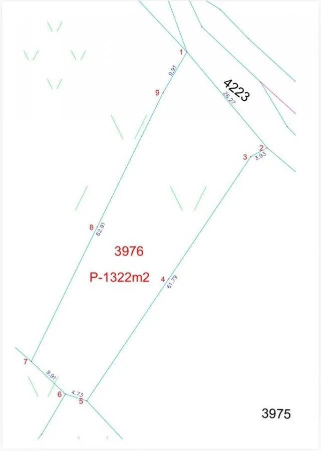 Katastarski plan parcele sa ucrtanim granicama i dimenzijama.