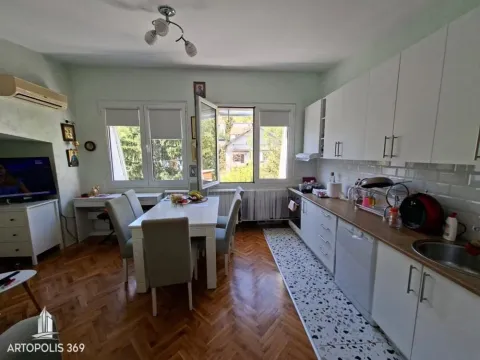 Kuhinja sa trpezarijom i belim elementima. - image 2