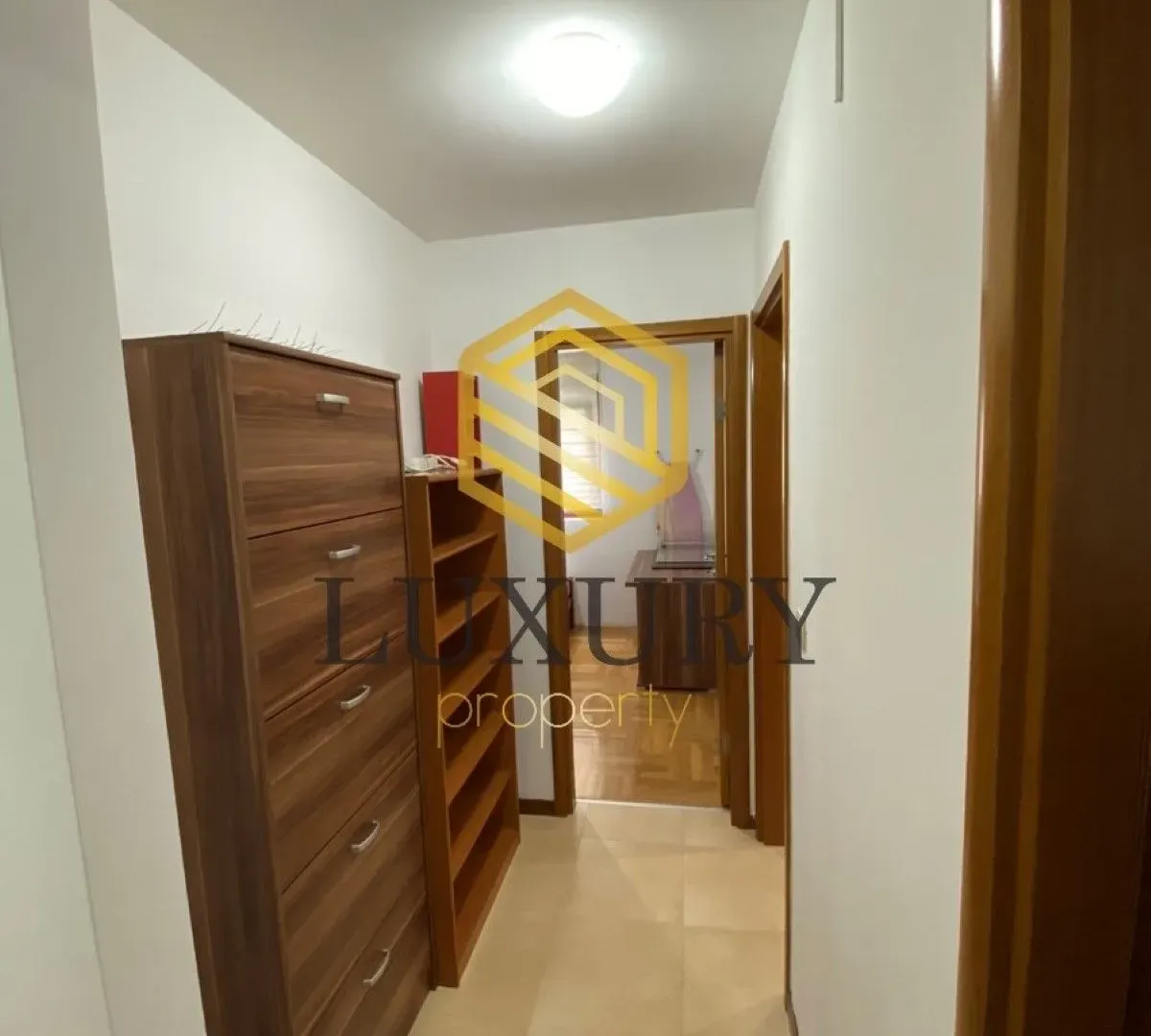 Izdavanje, dvosoban stan, 55m², Stari Aerodrom, Podgorica