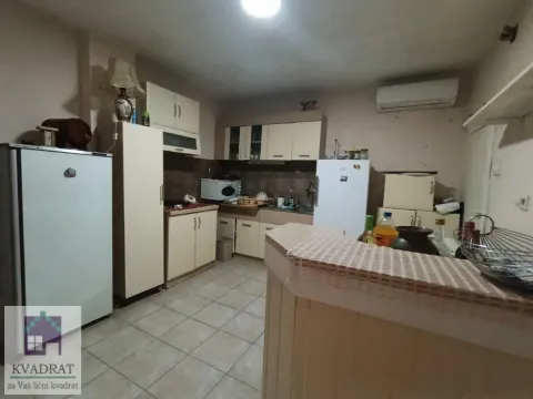 Starija kuhinja sa elementima i frižiderom. - image 6