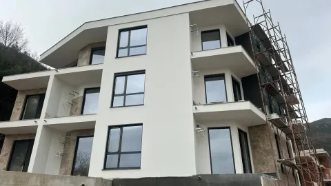 Pogled na spoljašnjost zgrade u izgradnji sa skelama. - image 11