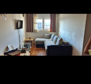 Dnevna soba sa ugaonom garniturom, televizorom i trpezarijskim stolom. - image 3