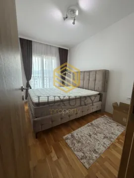 Namještena spavaća soba sa bračnim krevetom. - image 6
