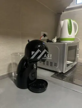 Detalj sa kuhinjske radne ploče sa aparatima. - image 4