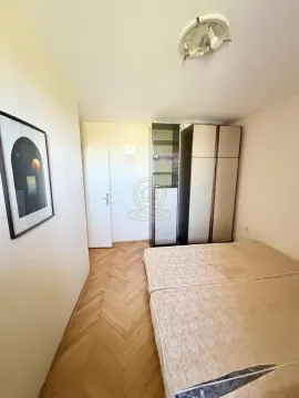 Manja spavaća soba sa krevetom i garderoberom. - image 15
