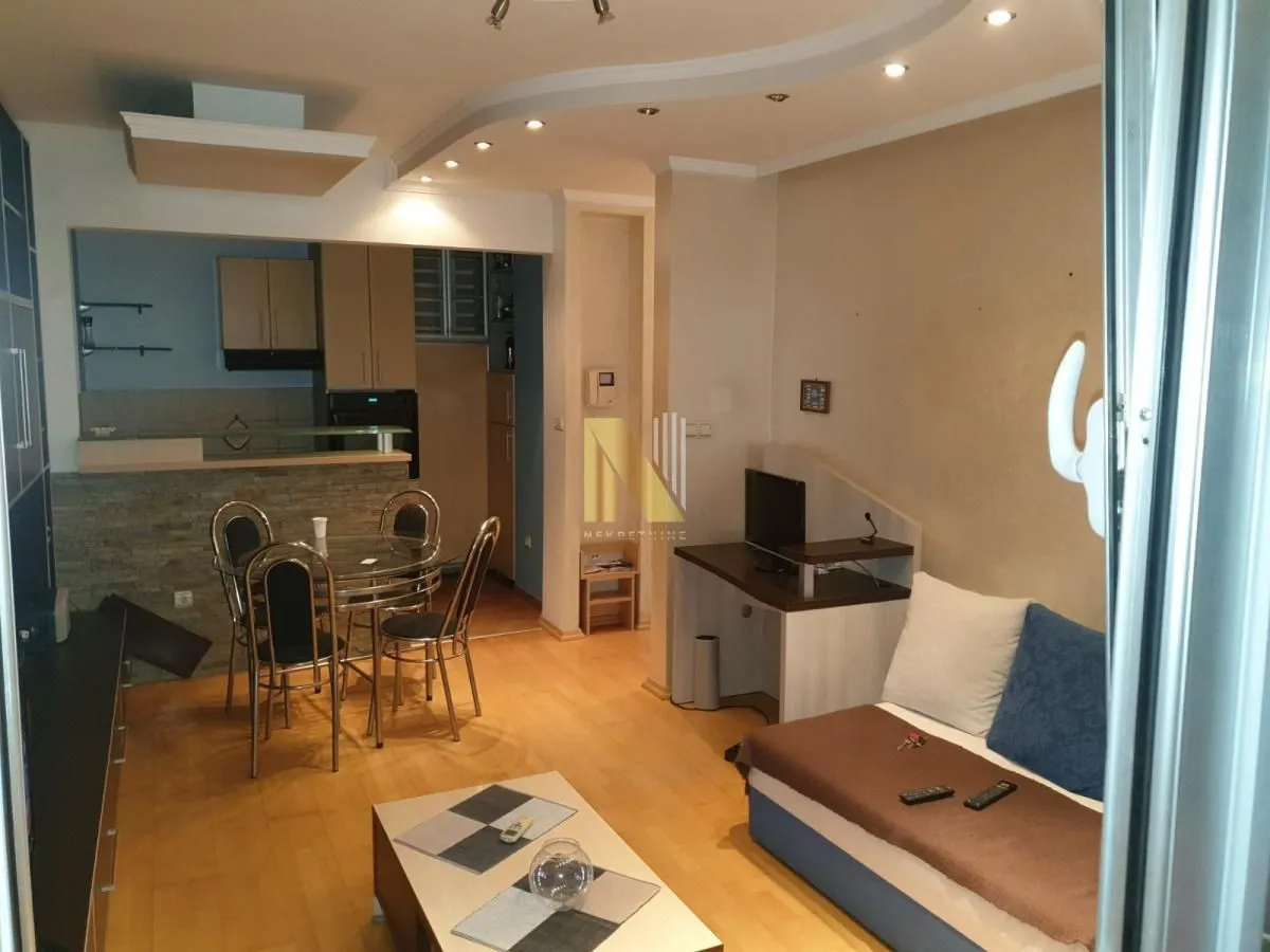 Izdavanje, dvosoban stan, 53m², Centar, Novi Sad