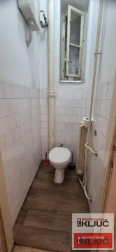 Manje kupatilo sa wc šoljom i belim pločicama. - image 11