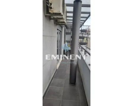 Uski popločani balkon sa spoljnim jedinicama klima uređaja na zidu. - image 2