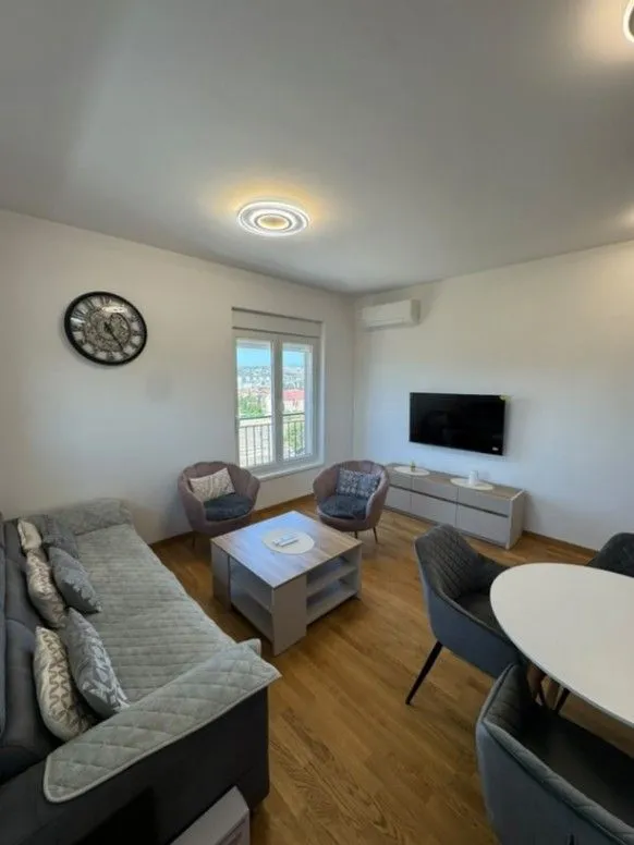 Izdavanje, dvosoban stan, 66m², Stari Aerodrom, Podgorica