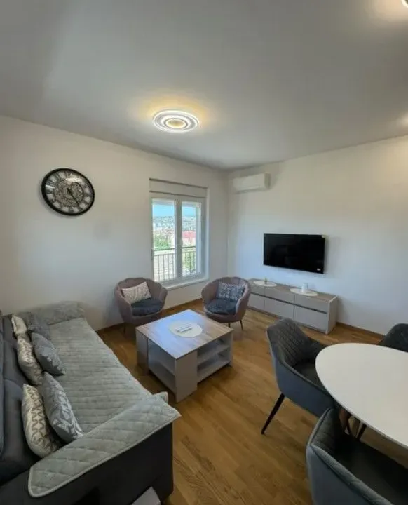 Izdavanje, dvosoban stan, 66m², Stari Aerodrom, Podgorica