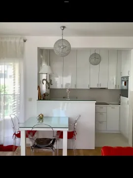 Moderna bijela kuhinja sa trpezarijom i ugradnim elementima. - image 5