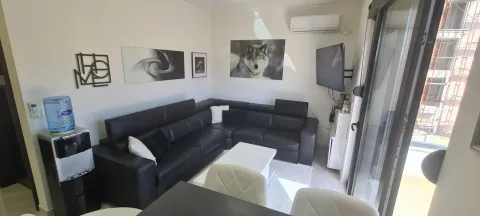 Dnevna soba sa ugaonom garniturom, stočićem i TV-om. - image 7