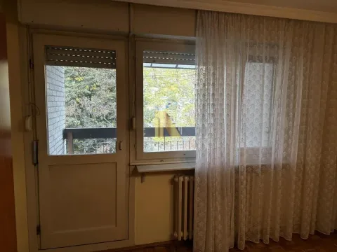 Pogled na balkonska vrata i prozor sa belom zavesom. - image 9
