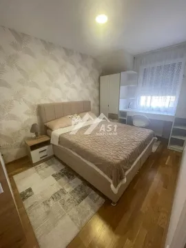 Nameštena spavaća soba sa bračnim krevetom, ormanom i radnim stolom. - image 4