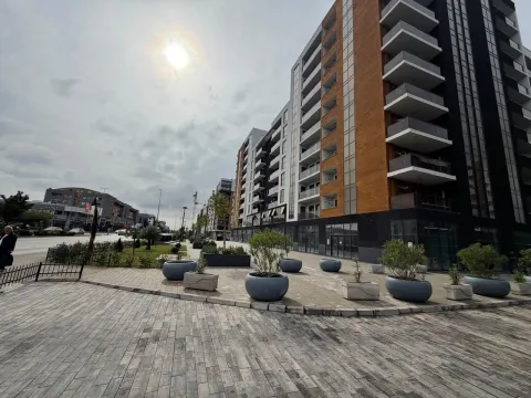 Eksterijer moderne stambene zgrade sa uređenim dvorištem i pločnikom. - image 2