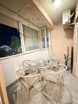 Natkrivena terasa opremljena stolićem i stolicama. - image 9