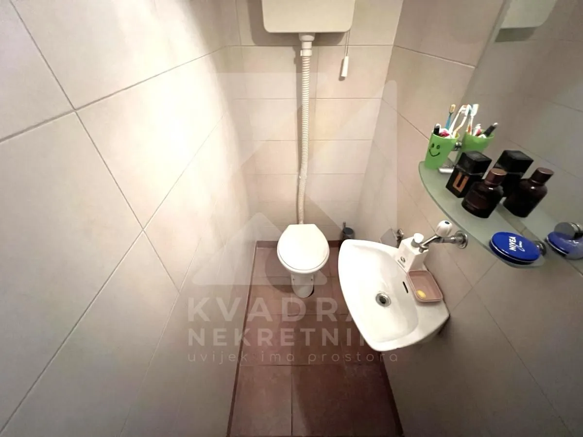 Izdavanje, trosoban stan, 100m², Pejton, Podgorica