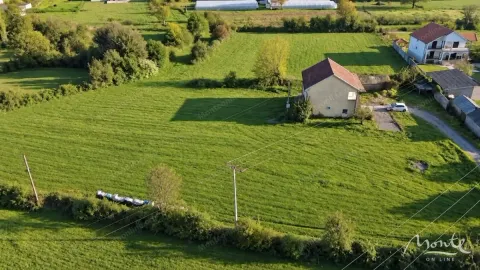 Pogled iz vazduha na kuću sa velikim placem pod travnjakom. - image 2