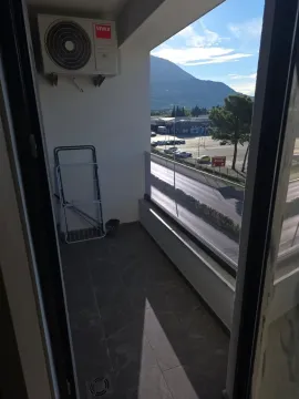 Manja natkrivena terasa sa klima uređajem i pogledom na okolinu. - image 12