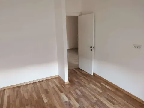 Izdavanje, poslovni prostor, 56m², Centar, Podgorica - image 5