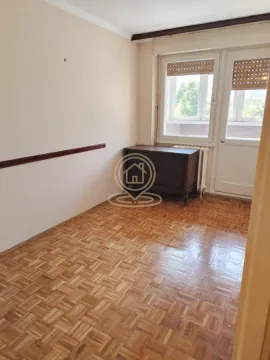 Prazna prostorija sa parketom i izlazom na terasu. - image 6