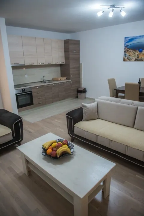 Izdavanje, dvosoban stan, 81m², Dobrota, Kotor