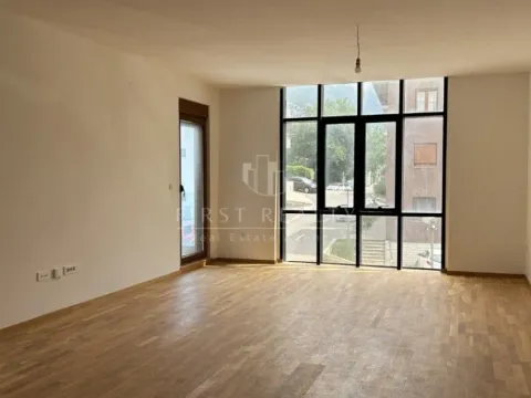 Prodaja, četvorosoban stan, 106m2, Dobrota, Kotor
