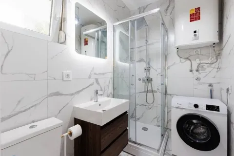 Moderne opremljeno kupatilo sa tuš kabinom, umivaonikom i veš mašinom. - image 9