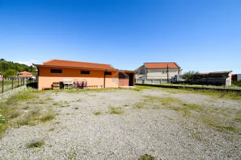 View of the courtyard and exterior of the house. - image 5