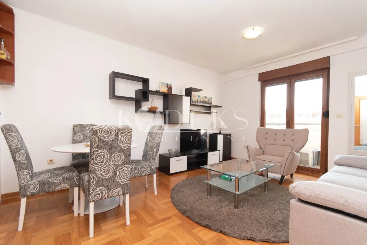 Living room with a dining area and access to the terrace.