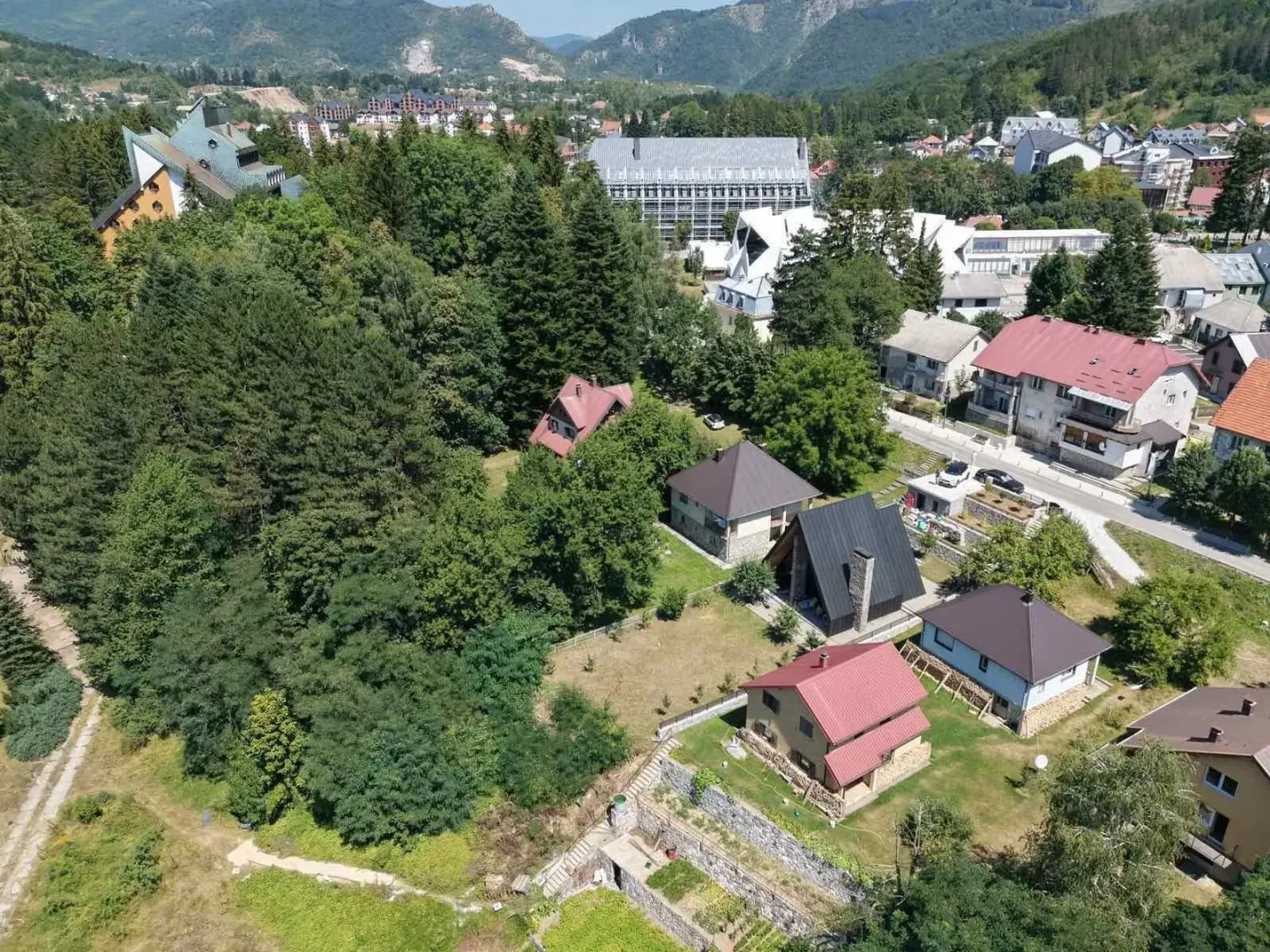 Pogled iz vazduha na okolno naselje i prirodu.