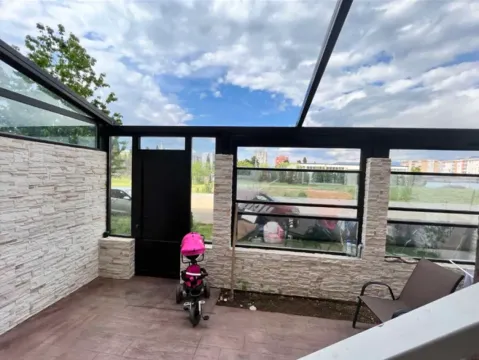 Enclosed terrace with a view of the surroundings. - image 3