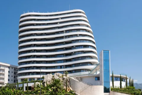 Eksterijer moderne stambene zgrade sa terasama i uređenim dvorištem. - image 6