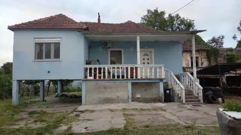 Pogled na spoljašnjost kuće sa terasom i stubovima. - image 15