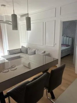 Dnevni boravak sa trpezarijskim stolom i pogledom na spavaću sobu. - image 6