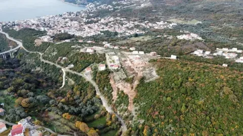 Pogled iz vazduha na lokaciju nekretnine sa okolnim pejzažom i naseljem. - image 9