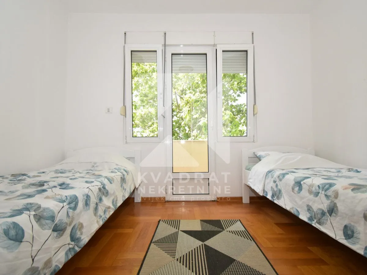 Bedroom with two single beds and access to the terrace.