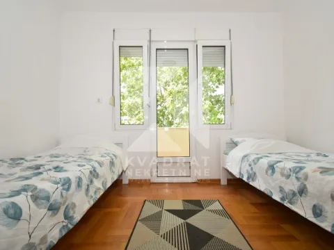Bedroom with two single beds and access to the terrace. - image 8