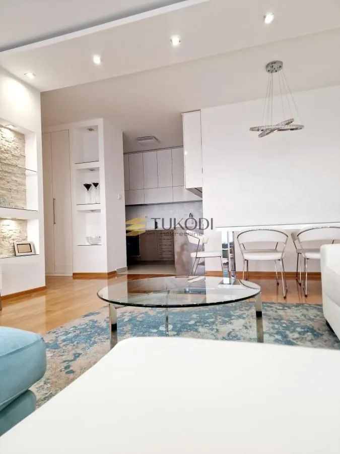 Izdavanje, trosoban stan, 105m², Centar, Novi Sad