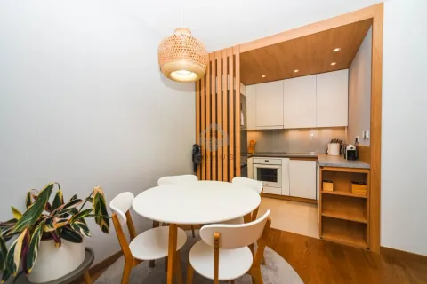 Kuhinja sa trpezarijom i modernim drvenim detaljima. - image 8