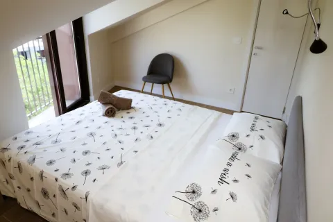 Svijetla spavaća soba sa bračnim krevetom i izlazom na terasu. - image 3