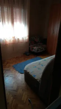 Jednostavna spavaća soba sa parketom i garderoberom. - image 7