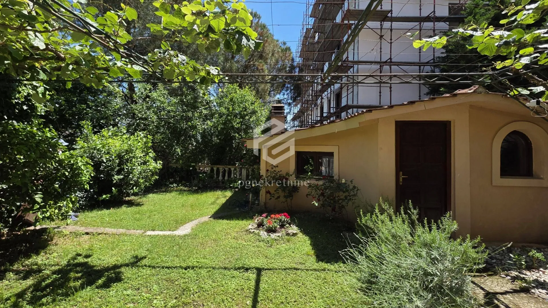 Izdavanje, trosoban stan, 110m², Gorica C, Podgorica