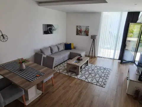 Izdavanje, stan, 51m², Tivat, Crna Gora