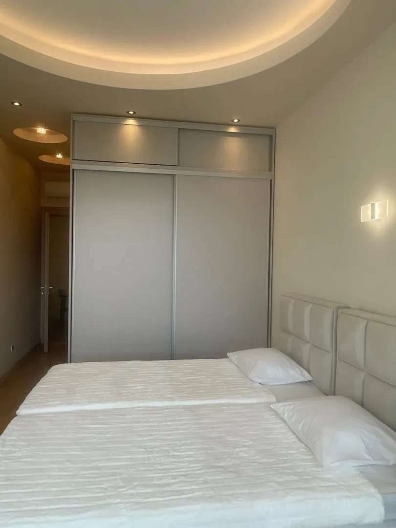 Furnished bedroom with a double bed and a built-in wardrobe.