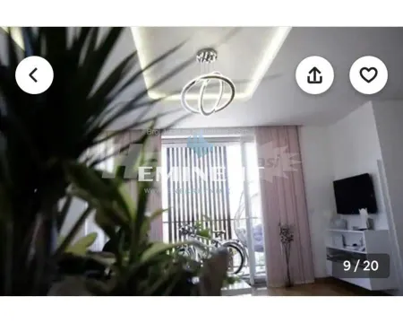Dnevna soba sa modernim lusterom i izlazom na terasu. - image 3