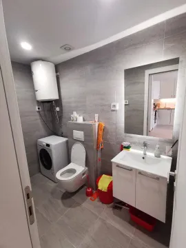Moderne kupatilo sa tuš kabinom, umivaonikom, veš mašinom i bojlerom. - image 2