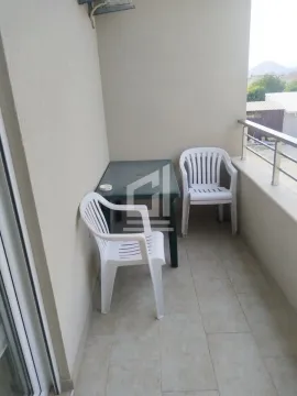 Natkriveni balkon sa plastičnim stolom i stolicama. - image 4