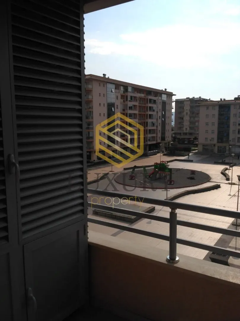 Pogled sa terase na gradsko naselje.